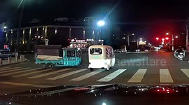 Bystanders rush to rescue child trapped under tricycle in Anhui, China