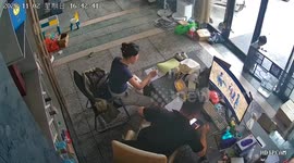 小男孩偷溜出门跑向车来车往的马路 妈妈一个箭步冲出抱回