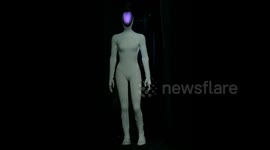 小鹏新一代人形机器人IRON因“走猫步太像真人”    被质疑是真人假扮