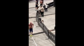 Little girl who pretends to give out high fives at the Hyrox fitness event in Stuttgart but in fact fakes it.