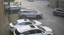 Parking attempt turns into minor collision in Hunan, China