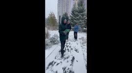 Perfect bottle flip stuns friends on a snowy day in Novosibirsk, Russia