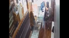 Jewellery Shop Owner Foils Robbery Attempt in Ahmedabad, Overpowers Woman Who Attacked Him With Chilli Powder