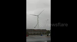 风力发电机叶片突然断裂 玻璃纤维随风飘散