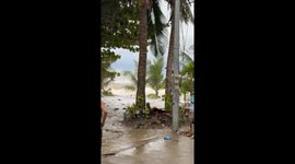 Philippines: Storm Surge Hits Coastal Area Ahead of Fung-wong Makes Landfall