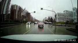 Delivery courier narrowly avoids fall after collision at crosswalk in Naberezhnye Chelny