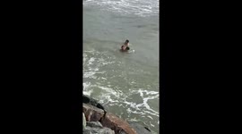 Hero cop saves drowning youngster from sea in Brazil