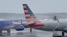 US: Aircraft Deiced at Rochester Airport as Lake-Effect Snow Impacts Western NY