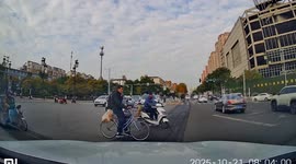 Motorist helps elderly cyclist secure falling sack in China