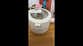 Crabs escape from steamer and crawl onto bed in Hubei, China