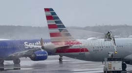 American Airlines planes de-iced as freezing winter weather arrives in New York