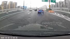Chain-reaction crash on expressway captured in Zhejiang, China
