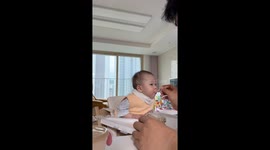 Baby adorably enjoys mealtime with father in Seoul, South Korea