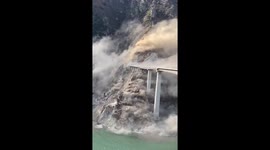 New bridge spanning 2,500ft collapses into river in China