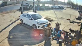 Electric tricycle crashes into shop in Inner Mongolia, China