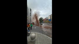 Burst sewage pipe floods city street in Shanxi, China