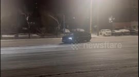 Car slides uncontrollably on snowy road in Shandong, China