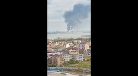 Intense factory blaze sends thick smoke over Fujian coast, China