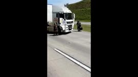 Military Police Releases Drone Footage as It Approaches Truck with Bound Victim and Explosive Device on the Rodoanel (SP - Brazil)