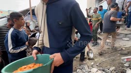 Charity distributes hot meals to displaced Palestinians in Gaza