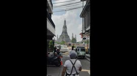River reaches flood barrier in front of historic Thai landmark