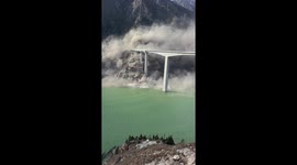 Landslide causes partial collapse of Hongqi Bridge in Sichuan, China