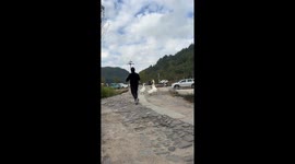 Territorial goose chases passerby in Anhui, China