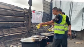 Charity distributes hot meals to struggling Palestinians in Khan Younis
