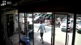 Man narrowly avoids car crashing into store in Guangdong, China
