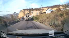 Truck reverses into car on narrow cliffside road in Shanxi, China