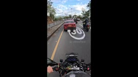 Motorcyclist thrown onto car after sudden stop in Melgar, Colombia