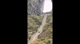 Car struggles to climb Tianmen Mountain in Hunan, China