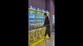 Man tilts claw machine to secure prize in Shanxi, China