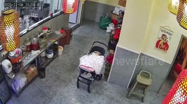 Quick-thinking diner catches infant before she hits the floor