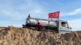 Displaced Palestinians in Khan Younis receive water aid amid worsening crisis