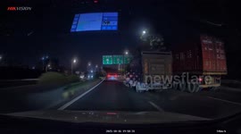 Truck loses control and crashes into guardrail on Guangdong highway, China