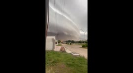 Giant shelf cloud hangs over homes in Argentina
