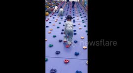 China: Little Girl Walks Up Climbing Wall With Ease, Impressing Onlookers