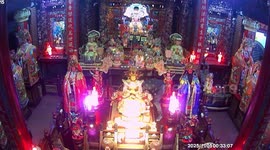 Thief caught on CCTV stealing gold ornaments from temple in Taiwan