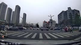 Dog jumps from motorcycle sidecar at traffic light in Shaanxi, China