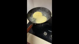 Cat becomes unexpected helper as owner cracks egg in a playful way in Liaoning, China