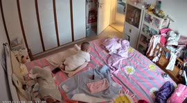 Heroic young girl rescues 5-month-old sister from rolling off bed