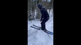 Skier flips backward and loses ski during icy drop in Fjällen, Sweden