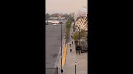 Suspect outruns multiple police in foot chase in Los Angeles, USA