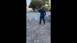 Street performer showcases impressive bottle-balancing skills in Guangdong, China