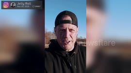 UNCAPTIONED: Jelly Roll debuts beard-free face