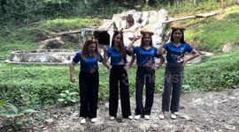 Bear dances alongside zookeepers in Thailand
