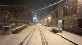 Intense snowstorm blankets Sallent de Gállego, Aragón, Spain