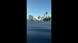 Hot air balloon makes emergency landing on boulevard in León, Mexico