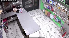 Brazen bouquet theft at flower shop in Saint Petersburg, Russia